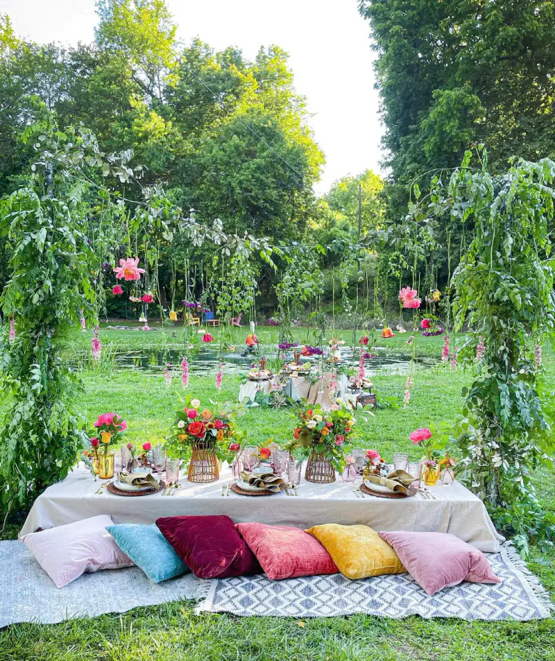 Garden arbor picnic