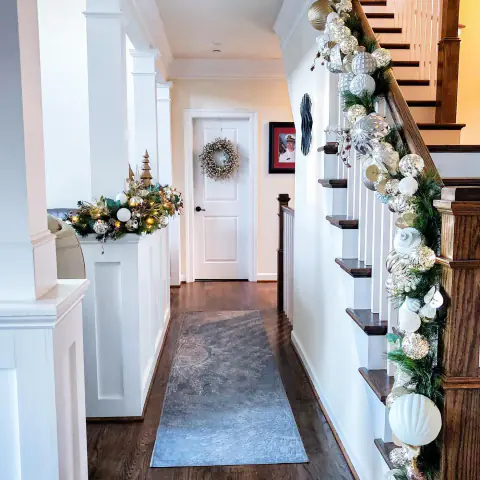 Staircase garland